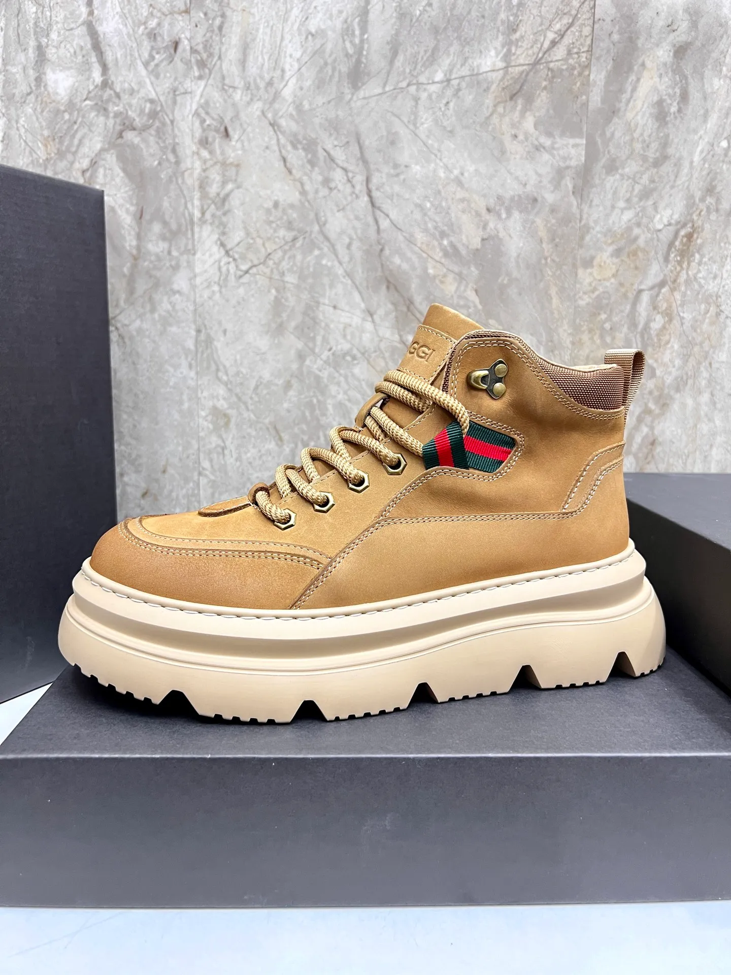 💰700 new UGG fur-integrated men's simple and fashionable snow shoes. The most worth buying at the end of this year are warm casual shoes. Whether you are out and about at home, their comfortable and warm performance will be your most suitable fashion companion! The material is cowhide upper and imported wool is used inside. Two layers of cowhide for warmth and comfort! The eva+ rubber patch outsole is cushioned, non-slip and wear-resistant, and has good elasticity. It is light and wear-resistant, comfortable and soft, and the new simple cut is more fashionable. It has both practicality and fashion sense, so you no longer have to worry about how to match it in winter, while still maintaining your fashionable taste. High-quality genuine wool produced in Dongguan. The material depends on the details! Size: 39-40-41-42-43-44